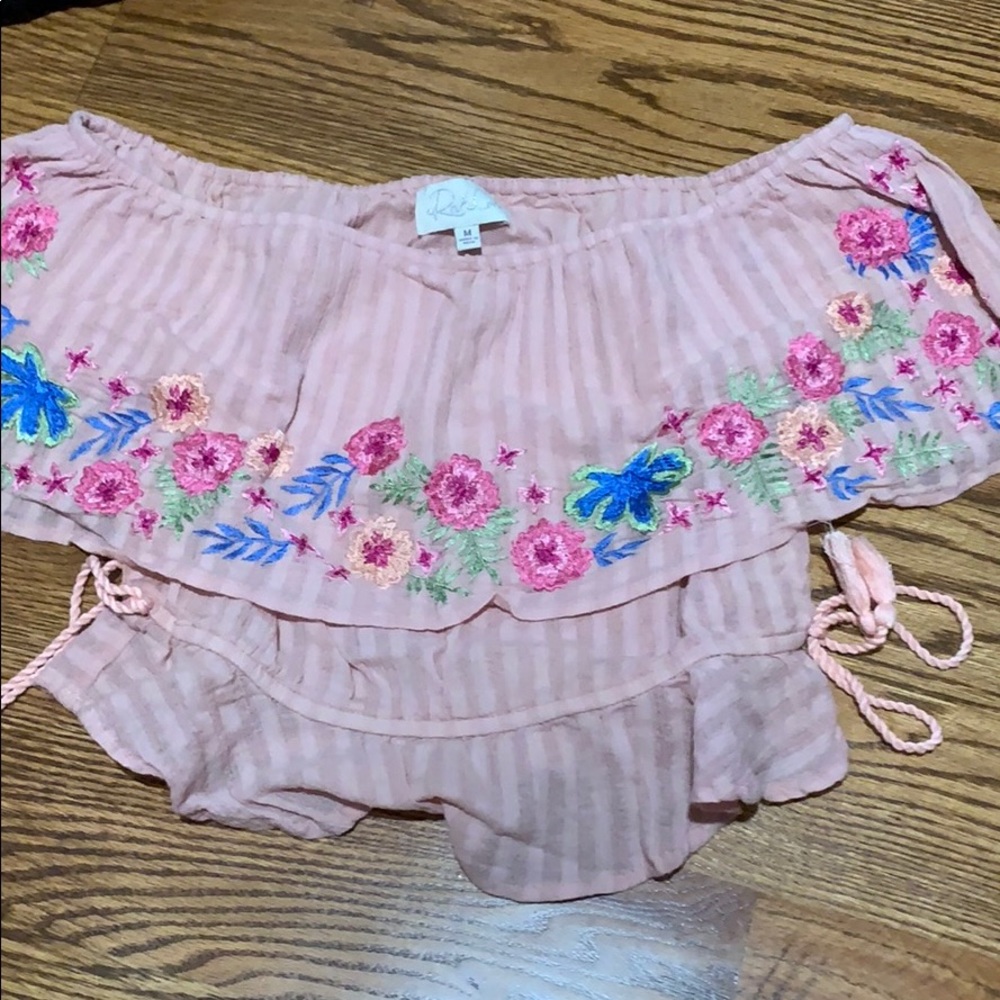 A off or on shoulder nice top